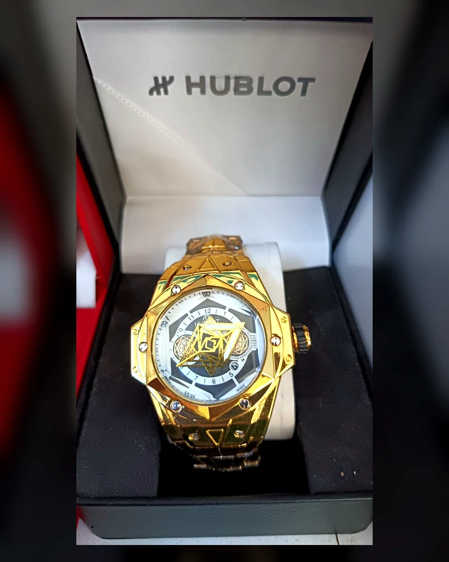 Hublot dorado geométrico
